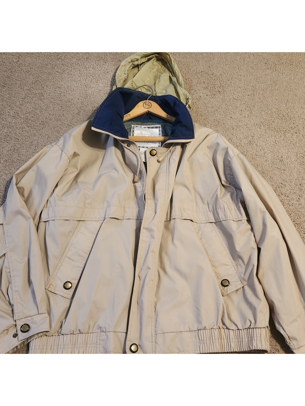 Vintage Munsingwear Men's Beige Hooded Raincoat with Navy Lining
